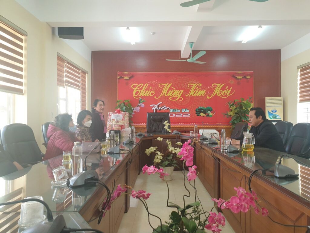 Chi hội phụ nữ và hội chữ thập đỏ phường Bạch Đằng, thành phố Hạ Long tặng quà Tết cho đối tượng tại Trung tâm