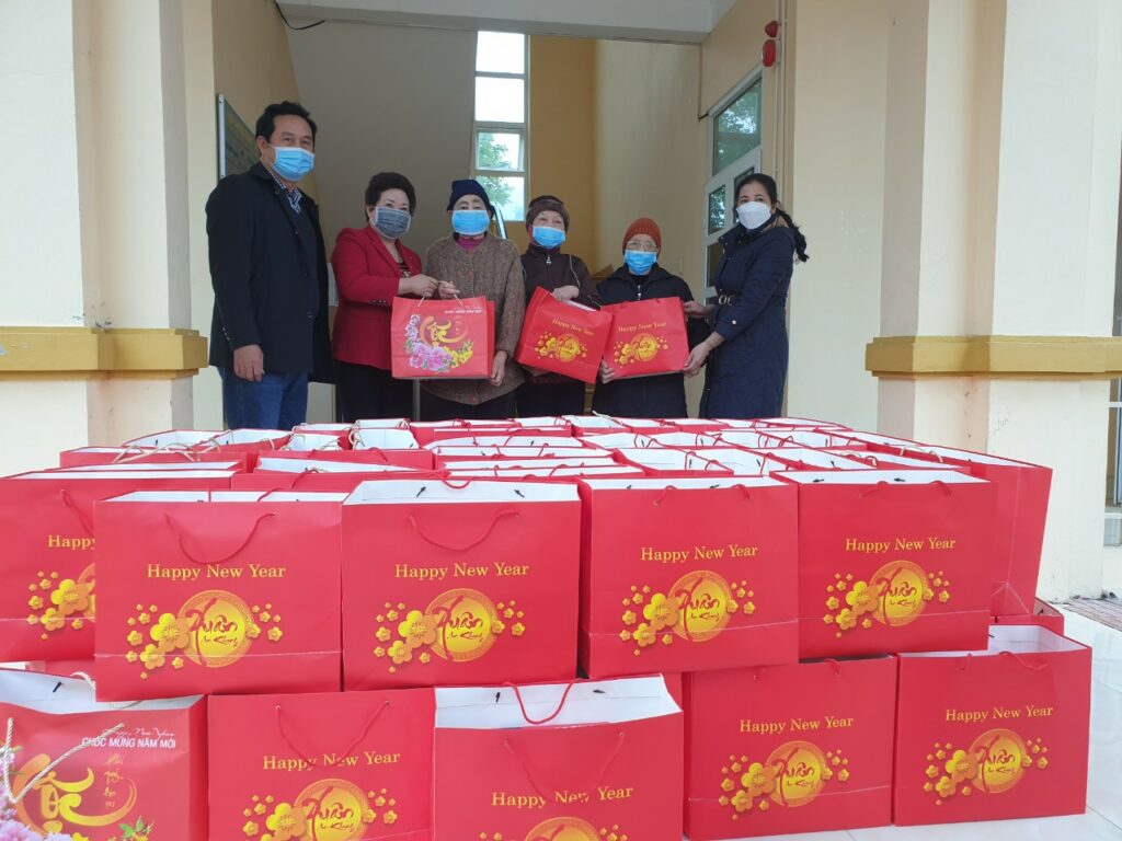 Hội Liên Hiệp phụ nữ thành phố Uông Bí và công ty TNHH Minh Ngọc tặng quà Tết cho những người đang được chăm sóc, nuôi dưỡng tại Trung tâm
