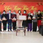 Các tổ chức, cá nhân đến thăm, tặng quà, chúc Tết những người có hoàn cảnh đặc biệt khó khăn tại Trung tâm Bảo trợ xã hội tỉnh Quảng Ninh.