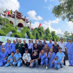 Trung tâm tổ chức cho người cao tuổi và người khuyết tật thăm quan, vãn cảnh tại chùa Ba Vàng, thành phố Uông Bí