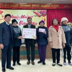 Thành ủy, Hội đồng nhân dân, Ủy ban nhân dân thành phố Hạ Long tặng quà Tết cho đối tượng bảo trợ xã hội tại Trung tâm.