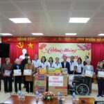 Câu lạc bộ Quản lý buồng Quảng Ninh tặng quà cho người cao tuổi và người khuyết tật tại Trung tâm