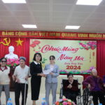Hội người mù thành phố Uông Bí đồng hành với Hội viên người mù của Trung tâm Bảo trợ xã hội nhân dịp Xuân mới