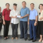 Trung tâm Bảo trợ xã hội tỉnh Quảng Ninh thăm, tặng quà trẻ có hoàn cảnh đặc biệt khó khăn trên địa bàn khu Nam Sơn, phường Vàng Danh